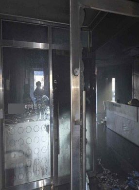 [광주=뉴시스] 5일 오전 6시50분께 광주 남구 봉선동의 한 상가 3층 내 이비인후과 의원에서 불이 나 소방 당국에 의해 1시간여 만에 꺼졌다. (사진=독자 제공) 2025.12.05. photo@newsis.com  *재판매 및 DB 금지