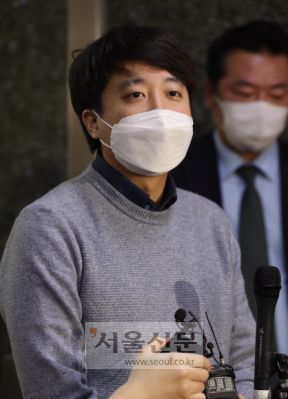 - 국민의힘 이준석 대표가 5일 오후 서울 여의도 국회 당대표실 앞에서 취재진에게 윤석열 대선 후보의 선대위 쇄신 기자회견에 대한 입장을 밝히고 있다. 2022. 1. 5 김명국 선임기자