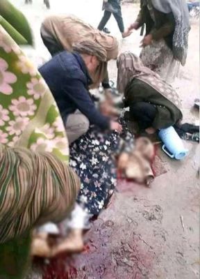 부르카를 입지 않고 외출했다가 탈레반에 의해 사살된 한 여성의 시신을 부모가 껴안고 있다/폭스뉴스