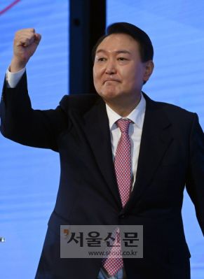 국민의힘 윤석열 대선 후보가 26일 서울 여의도 중소기업중앙회에서 열린 “우리가 윤석열이다!” 국회의원 및 원외당협위원장 필승결의대회에서 주먹을 불끈 쥐고 있다.2022. 1. 26 김명국 선임기자