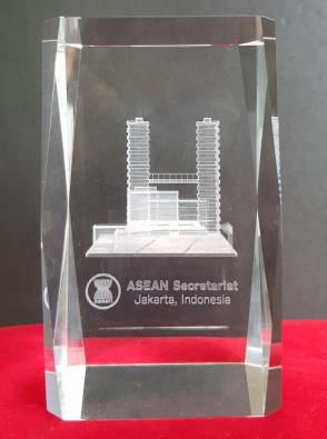 림 족 호이 아세안 사무총장이 최 작가에게 보내온 감사패[자카르타=연합뉴스]