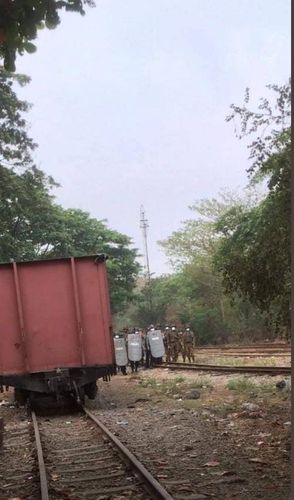 양곤 외곽 철도 노동자 집단 거주지를 급습한 미얀마 군경[SNS 캡처. 재판매 및 DB 금지]