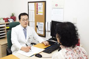 노인 우울증이 심각한 이유는 본인이 우울증이라고 자각하기 어렵고 증상이 겉으로 드러나지 않기 때문입니다. 또한 으레 나이 들면서 우울한 걸 당연하게 여기고 남의 시선을 의식해 정신과 방문을 것을 꺼리게 됩니다. 독거노인의 경우 혼자 지내는 상황에서 병원을 찾는 것조차 힘이 들며, 설사 병원을 방문한다고 해도 여러 만성질환으로 이미 먹는 약이 많아 약물처방도 어렵고, 80세 이상 노인의 자살률이 20대보다 5배 높은 만큼 우울증 증세가 심각할 경우 자살 확률도 높습니다.