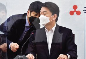 안철수 국민의당 후보는 22일 국회에서 열린 최고위원회의 직후 기자회견에서 자신만이 정권교체를 가능하게 할 유일한 후보라고 주장했다. 이상섭 기자