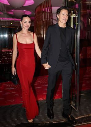 케이티 페리와 쥐스탱 트뤼도 전 총리가 25일(현지시간) 프랑스 파리의 카바레 클럽 '크레이지 호스(Crazy Horse)'에서 함께 나오고 있다. TMZ