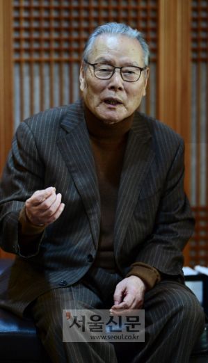 - ‘황금 돼지’ 운운하는 것을 삿된 믿음이라 일갈할 것 같았던 이어령 전 장관은 뜻밖에 우리 역사와 문화유전자에 깃든 돼지의 진면목에 대해 무려 2시간에 걸쳐 종횡무진 설명했다. 이 전 장관은 “사람의 선입견과 달리 돼지는 청결과 절제, 소통을 알고 적응력도 강한 동물”이라며 “단순한 속신이라고 치부하지 말고 ‘황금 돼지’의 에너지와 창조력을 본받아 저마다의 분야에서 향기로운 버섯을 따는 지혜를 발현하라”고 조언했다. 이종원 선임기자 jongwon@seoul.co.kr