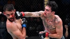 할로웨이(오른쪽)가 야이르 로드리게스와의 경기에서 오른손 스트레이트 펀치를 적중시키는 모습. UFC 제공