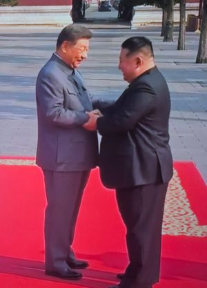 시진핑 중국 국가주석과 김정은 북한 국무위원장이 3일 중국 전승절 80주년 행사에 앞서 서로 양손을 맞잡고 인사를 나누고 있다. 신화연합뉴스