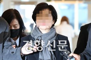 김건희 여사에게 로저비비에 가방을 건네 청탁금지법 위반 의혹을 받는 김기현 국민의힘 의원의 배우자 이모씨가 5일 피의자 신분으로 서울 종로구 김건희 특검 사무실에 출석하고 있다. 한수빈 기자