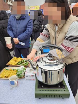 7일 전북 전주시 객사 앞 충경로에서 '윤석열 탄핵' 집회가 열린 가운데 시민들이 자발적으로 참가자들에게 커피를 나눠 주고 있다. 사진=강인 기자