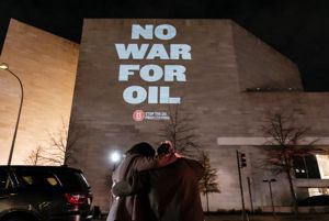 도널드 트럼프 미국 대통령이 베네수엘라 석유 문제를 논의하기 위해 주요 석유 기업 경영진과 회담을 앞둔 지난 8일(현지 시간) 워싱턴에서 활동가들이 트럼프 대통령의 석유 개입에 반대하는 대형 프로젝션 시위를 벌이고 있다. AP 뉴시스