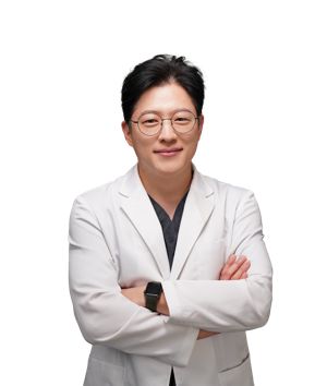 지난 20년 탈모 환자와 모발 이식 환자를 중점으로 진료한 모힐의원의 홍주형 대표원장. 탈모와 저속노화를 다루는 유튜브 채널 '모아시스'와 국제모발이식학회, 대한피부모발학회 다양한 학회에서 활발하게 활동한다. 다양한 탈모 환자를 보며 탈모 발현의 패턴을 분석하고 원인을 찾는 등 탈모 치료에 도움이 되는 연구를 지속하는 중이다.