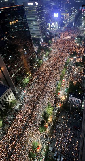 2008년 이명박 정부의 미국산 소고기 수입 협상에 반대해 열린 광화문 촛불시위. [매경DB]