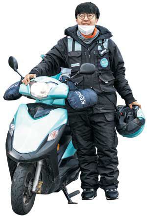 '배달의 민족'을 통해 서울 관악·금천구 등 서남지역에서 일하는 김정훈(39)씨. 평일에는 1시간에 2만~2만5000원, 주말엔 2만5000~3만원을 번다.