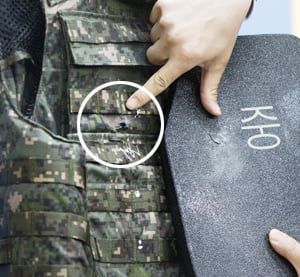 군 방탄복 보급률은 지난 수년간 늘었지만 불량품 논란도 있다. 2023년 군 납품비리 감사 발표에서 감사원 관계자가 철갑탄 방탄 시험 후 관통된 방탄판(오른쪽)과 방탄복에 대해 설명하고 있다. /연합뉴스