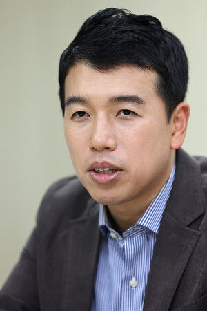 문상철씨가 2023년 12월5일 ‘한겨레21’과 인터뷰하는 모습. 류우종 기자