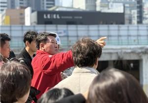 김성수 부산 해운대구청장이 민원 현장을 찾아 주민 불편 사항을 확인하고 있다./해운대구 제공