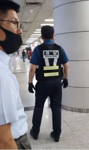 지난 17일 서울 영등포구 국회의사당역 승강장에 서 있는 김문수 전 경기지사(왼쪽)와 일행 강제연행에 나선 경찰관. 김문수 전 지사 페이스북 갈무리