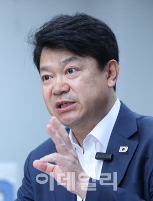 [이데일리 노진환 기자] 복기왕 더불어민주당 의원이 30일 서울 여의도 국회 의원회관에서 이데일리와 인터뷰를 하고 있다.