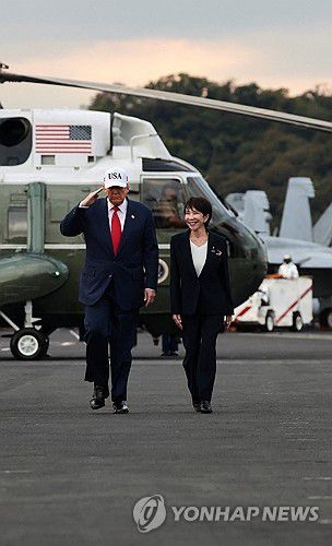 미 대통령 전용 헬기 '마린원'에서 내린 미일 정상[로이터 연합뉴스 자료사진. 재판매 및 DB 금지]