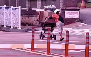 폭염 속 폐지 줍는 할머니를 차에 태워 고물상까지 데려다 준 20대 청년이 화제다. 인스타그램