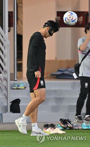 헤더 시도하는 손흥민[AFP=연합뉴스]