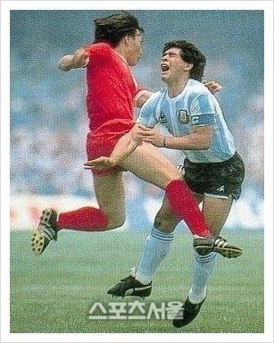 1986년 멕시코월드컵 당시 한국 축구대표팀의 허정무가 디에고 마라도나에 일격을 가하고 있다.