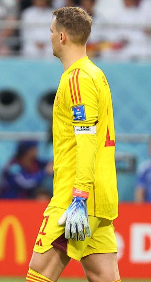 완장 찬 독일 주장 노이어 - 23일 오후(현지시간) 카타르 알라이얀의 할리파 인터내셔널 스타디움에서 열린 2022 카타르 월드컵 조별리그 E조 독일과 일본의 경기. 독일 주장 마누엘 노이어가 찬 주장  ‘차별 반대’(#NoDiscrimination) 완장이 유니폼에 살짝 가려져 있다. 2022.11.23 연합뉴스