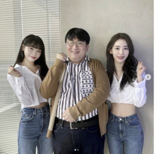 하이브 방시혁 의장(가운데)이 걸그룹을 만든다. 이를 위해 아이즈원 출신 미야와키 사쿠라(오른쪽), 김채원 등을 영입했다. 그룹명은 르세라핌으로 영어 문장 '아임 피어리스(IM FEARLESS)'를 애너그램(문자의 배열을 바꾸어 새로운 단어나 문장을 만드는 놀이) 방식으로 조합했다. [방시혁 인스타그램 캡처]