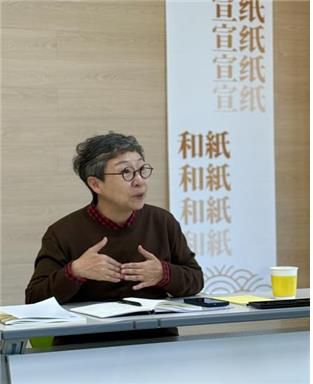간담회 진행하는 김진희 한지문화재단 이사장[한지문화재단 제공. 재판매 및 DB 금지]