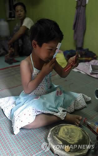 돌판에 나무로 타나카를 만드는 모습 자료[EPA=연합뉴스]