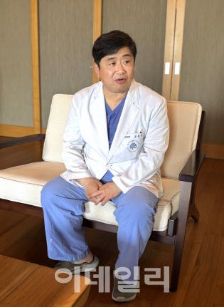 김진구 명지병원 정형외과 교수가 21일 이데일리와 만나 카티스템 수술과 관련된 질문에 답변하고 있다. (사진=이데일리 나은경 기자)