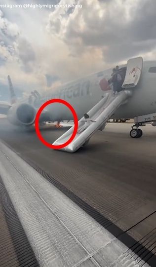 현지시간으로 26일 미국 덴버에서 마이애미로 향할 예정이던 항공편 탑승객들이 이륙 전 랜딩기어 고장으로 멈춰 선 비행기에서 탈출하고 있다. 탈출하는 탑승객 뒤로 바퀴 부분에서 치솟는 불길. 엑스 처