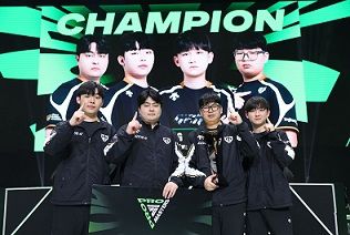 Gen.G 선수팀 (왼쪽부터 권창환, 박세영, 황세종, 고원재) ‘FC온라인’의 글로벌 대회 ‘FC 프로 마스터즈 2025’에서 한국 대표팀 Gen.G가 우승을 차지했다.