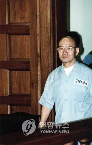 옅은 미소 짓는 전두환1996년 8월 12.12 및 5.18 사건 1심 선고공판 당시 
[연합뉴스 자료사진]