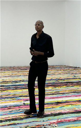 마크 브래드퍼드    (서울=연합뉴스) 김예나 기자 = 미국의 추상 작가 마크 브래드퍼드가 지난달 31일 서울 용산구 아모레퍼시픽미술관에서 열린 국내 첫 개인전 ''마크 브래드퍼드: 킵 워킹'(Mark Bradford: Keep Walking)' 간담회에서 설명하고 있다. 2025.8.4     yes@yna.co.kr