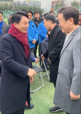 인천 계양을 총선 후보인 이재명 더불어민주당 대표(오른쪽)와 원희룡 전 국토부 장관이 지난달 계양축구협회 시무식에서 만나 인사하고 있다. 연합뉴스