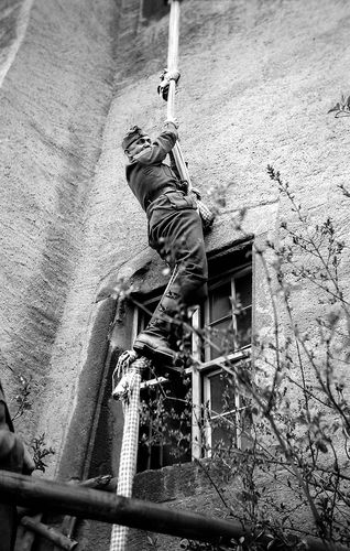 침대보 밧줄로 탈출 장면 재연하는 독일 병사[열린책들 제공. 재판매 및 DB 금지]