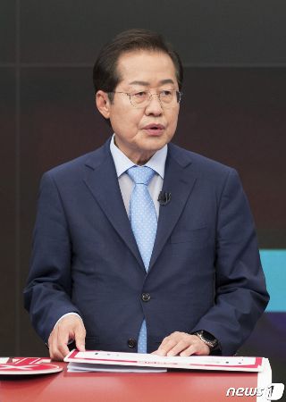 홍준표 국민의힘 대선 경선 후보가 16일 오후 서울 중구  스튜디오에서 열린 제20대 대통령선거 경선후보자 1차 방송토론회에 참석해 토론 준비를 하고 있다. 2021.9.16/뉴스1