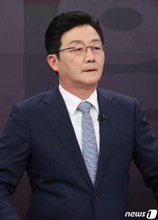 유승민 국민의힘 대선 경선 후보가 16일 오후 서울 중구  스튜디오에서 열린 제20대 대통령선거 경선후보자 1차 방송토론회에 참석해 토론을 하고 있다. 2021.9.16/뉴스1