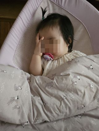 아이가 아프면 부모의 시간도 멈춘다. 많이 아픈 아이들은 잘 울지도 않는다. 아이 징징거리는 소리라도 들을 수 있음에 그저 감사하면서도, 말로 표현할 줄 모르는 아이의 고통에 가슴이 아프다. 아이 대신 아프고 싶다던 다른 부모들의 마음이 이젠 이해된다. /사진=키즈노트 캡처