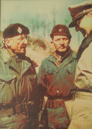 1951년 2월 지평리 전투 후 한국전선을 찾은 미국 맥아더(맨 오른쪽) 사령관을 만나고 있는 몽클라르(맨 왼쪽) 장군.