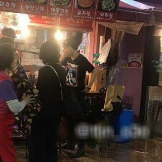 방탄소년단(BTS) 멤버 지민이 동대문시장에서 떡볶이를 먹는 모습이 팬에게 포착돼 소셜미디어에서 화제가 됐다. /트위터