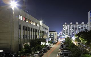 “시험 삼아 쏴봤다”…아파트 8층서 새총으로 쇠구슬 쏜 70대 검거