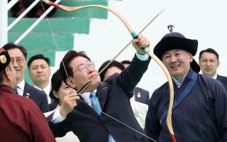 '명사수' 이 대통령, 활시위 당겼다…몽골 나담축제 주빈 참석