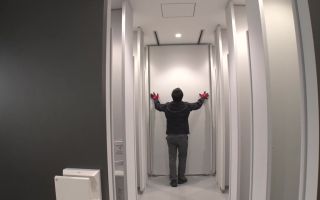 일본은 화장실 벽이 움직인다?...신박한 대기줄 해결