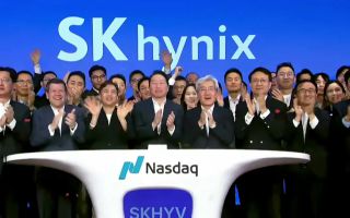 SK하이닉스, 나스닥 데뷔 첫날 13% 급등...AI 메모리 기대감 반영
