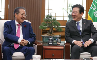 이 대통령, 홍준표와 막걸리 마시며 환담…“막걸리 한 잔 나누자” 약속 1년 만에 성사