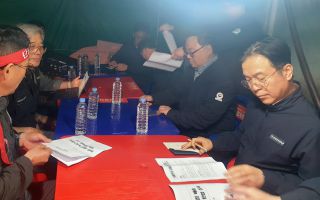 화물연대, 김영훈 노동장관과 현장 면담···김 장관 “노동부 차원 해결 약속”