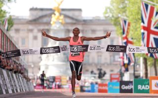 1시간59분30초···케냐 사웨, 마라톤 인류 역사상 첫 '꿈의 기록' 밟았다
